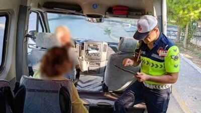Antalya’da jandarma ekiplerince okul servis araçlarına yönelik gerçekleştirilen denetimlerde 3