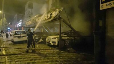 Antalya’nın Kepez ilçesinde bir oto galeri dükkanında başlayan yangın, kısa