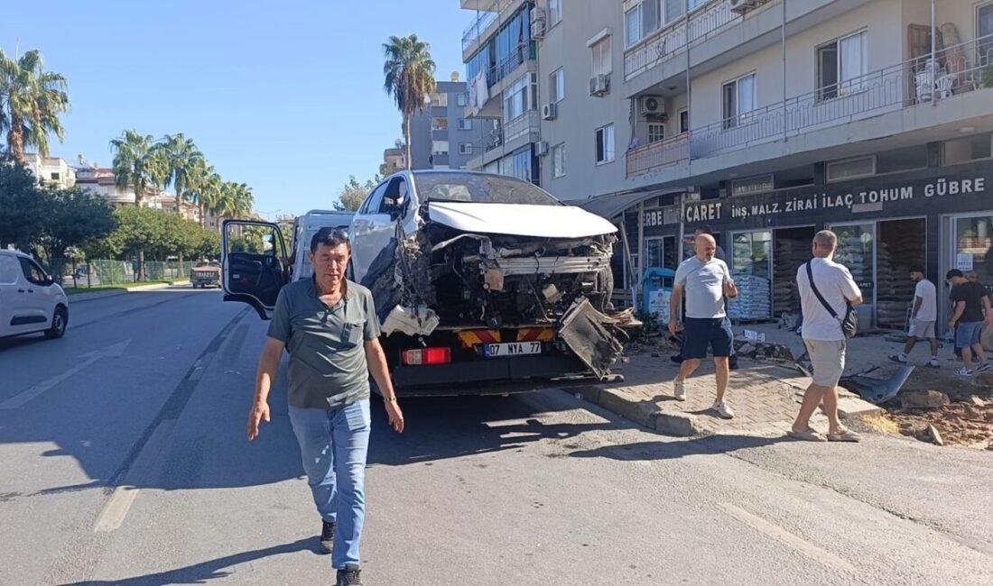 Antalya’nın Alanya ilçesinde kontrolden çıkan otomobil, önce yolun karşısına geçmeye