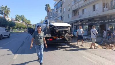 Antalya’nın Alanya ilçesinde kontrolden çıkan otomobil, önce yolun karşısına geçmeye