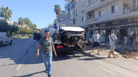 Antalya’nın Alanya ilçesinde kontrolden çıkan otomobil, önce yolun karşısına geçmeye