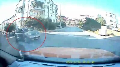 Antalya’nın Manavgat ilçesinde otomobil ticari taksiye yandan çarptı. Araç kamerasına