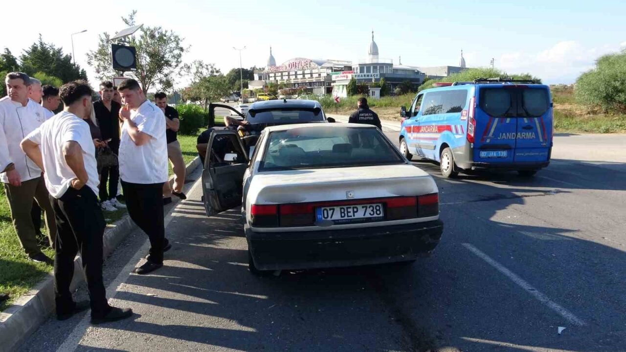 Antalya’nın Manavgat ilçesinde otomobilin önündeki araca arkadan çarpması sonucu meydana