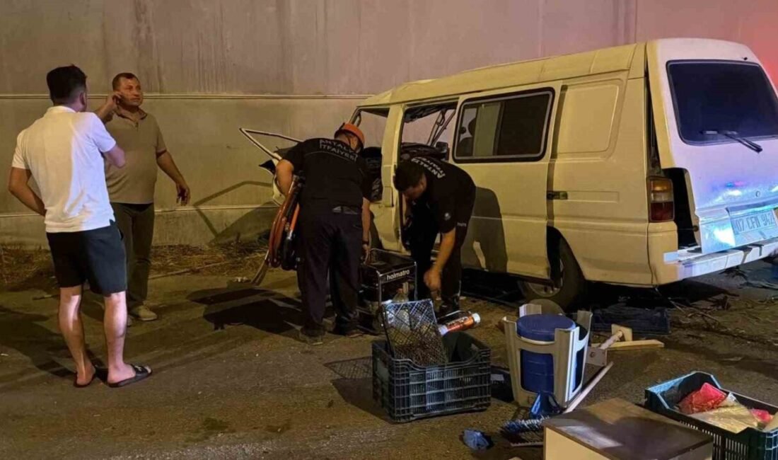 Antalya’da kontrolden çıkan panelvan araç, önce refüjdeki aydınlatma direğine, ardından