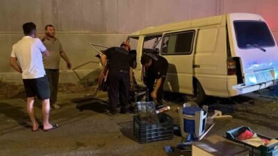 Antalya’da kontrolden çıkan panelvan araç, önce refüjdeki aydınlatma direğine, ardından