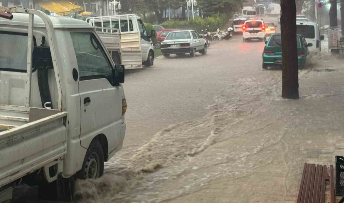 Antalya’nın Elmalı ilçesinde öğleden sonra etkili olan şiddetli yağış, cadde