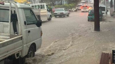 Antalya’nın Elmalı ilçesinde öğleden sonra etkili olan şiddetli yağış, cadde