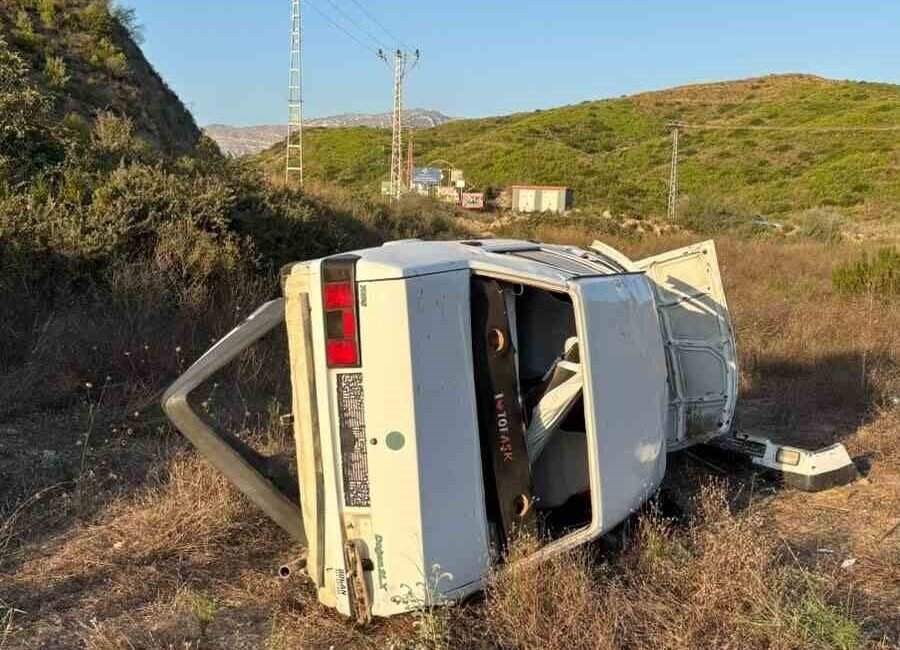 Antalya’da şarampole yuvarlanan otomobilin sürücüsü yaralandı. Kaza, Manavgat ilçesi Buçakşeyhler