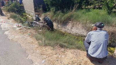 Antalya’nın Kumluca ilçesinde traktörün kanala düşmesi sonucu meydana gelen trafik