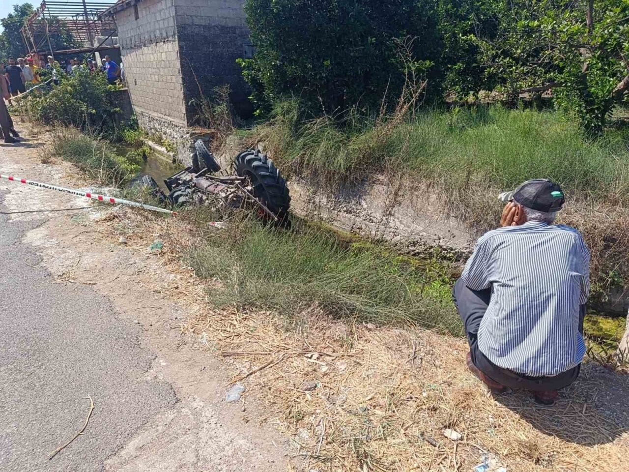 Antalya’nın Kumluca ilçesinde traktörün kanala düşmesi sonucu meydana gelen trafik