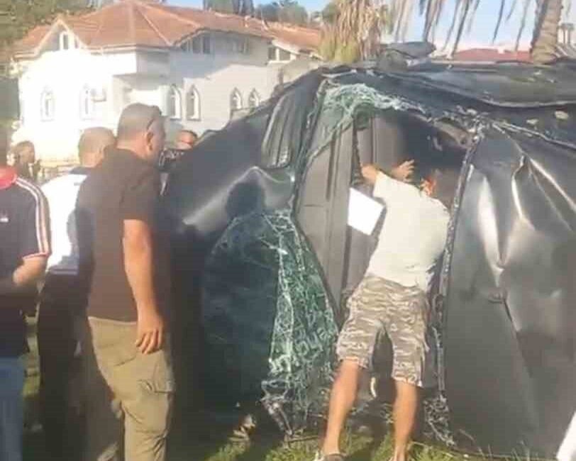 Antalya’nın Manavgat ilçesinde tur minibüsü, kamyonet ve otomobilin karıştığı kazada