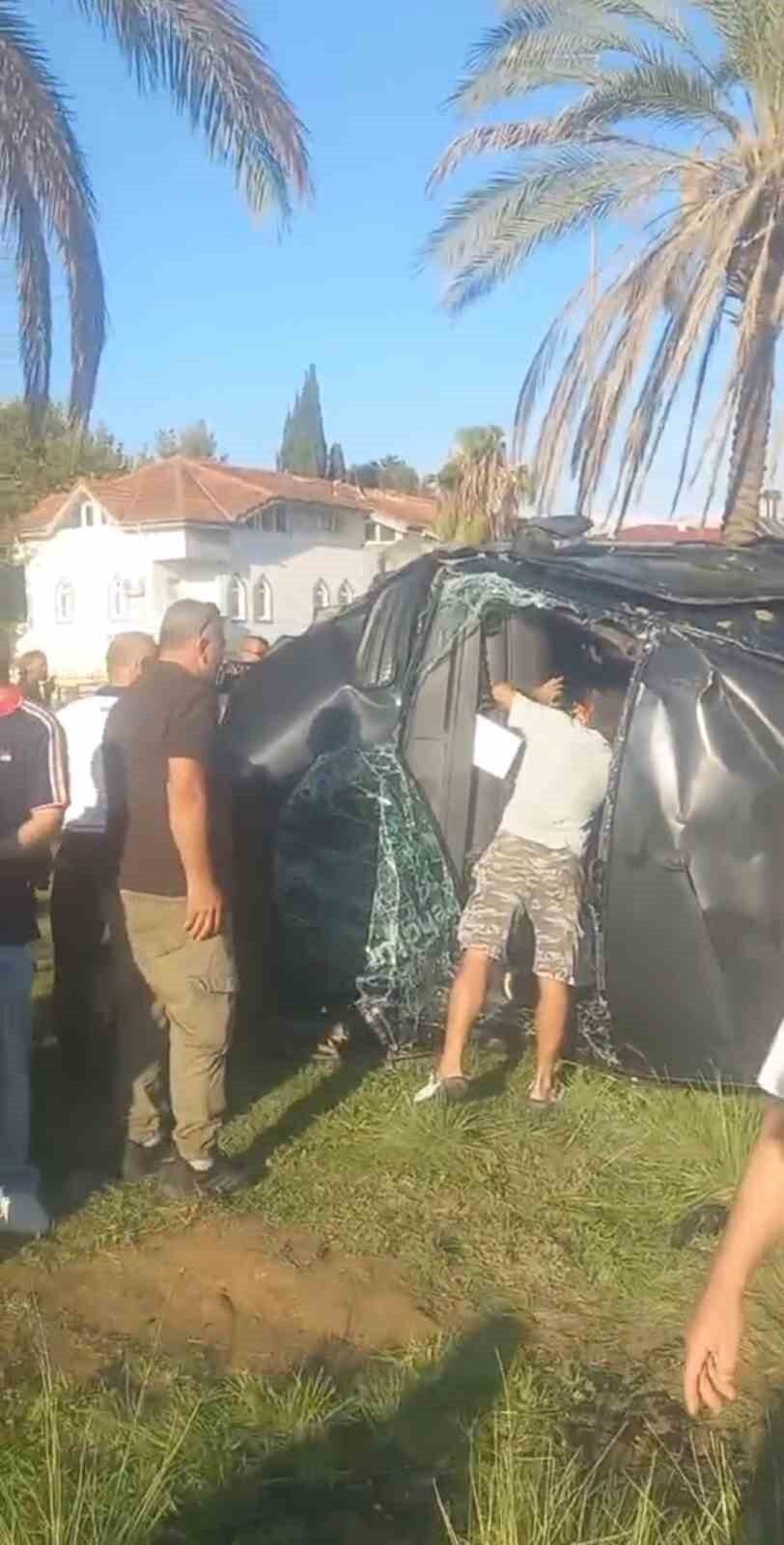 Antalya’nın Manavgat ilçesinde tur minibüsü, kamyonet ve otomobilin karıştığı kazada