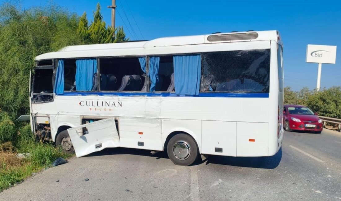 Antalya’nın Serik ilçesinde tur otobüsü ile servis minibüsünün çarpıştığı kazada