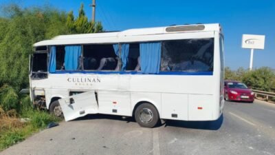 Antalya’nın Serik ilçesinde tur otobüsü ile servis minibüsünün çarpıştığı kazada