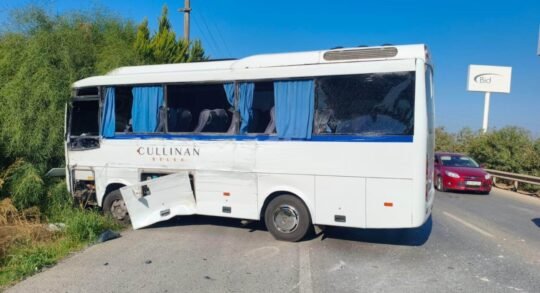 Antalya’nın Serik ilçesinde tur otobüsü ile servis minibüsünün çarpıştığı kazada