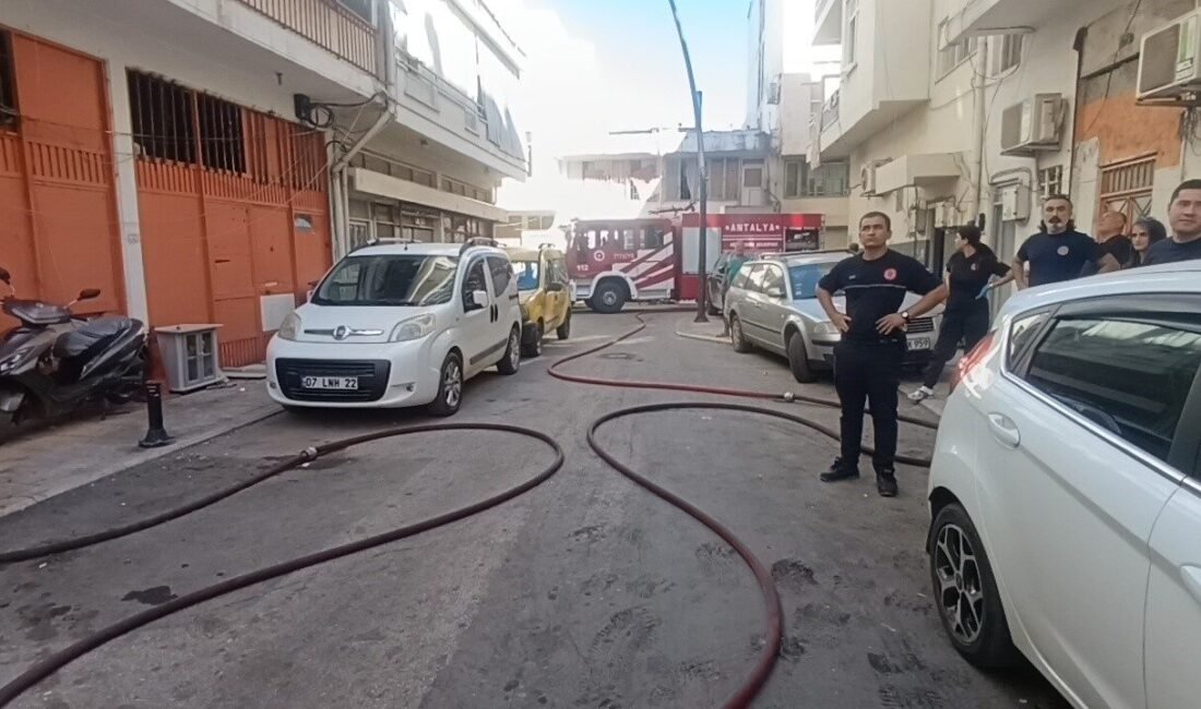 Antalya’da çıkan ev yangınına giden itfaiye ekipleri, sokakta yolun sağına