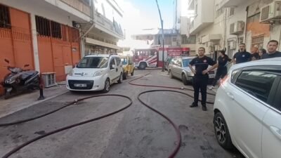 Antalya’da çıkan ev yangınına giden itfaiye ekipleri, sokakta yolun sağına