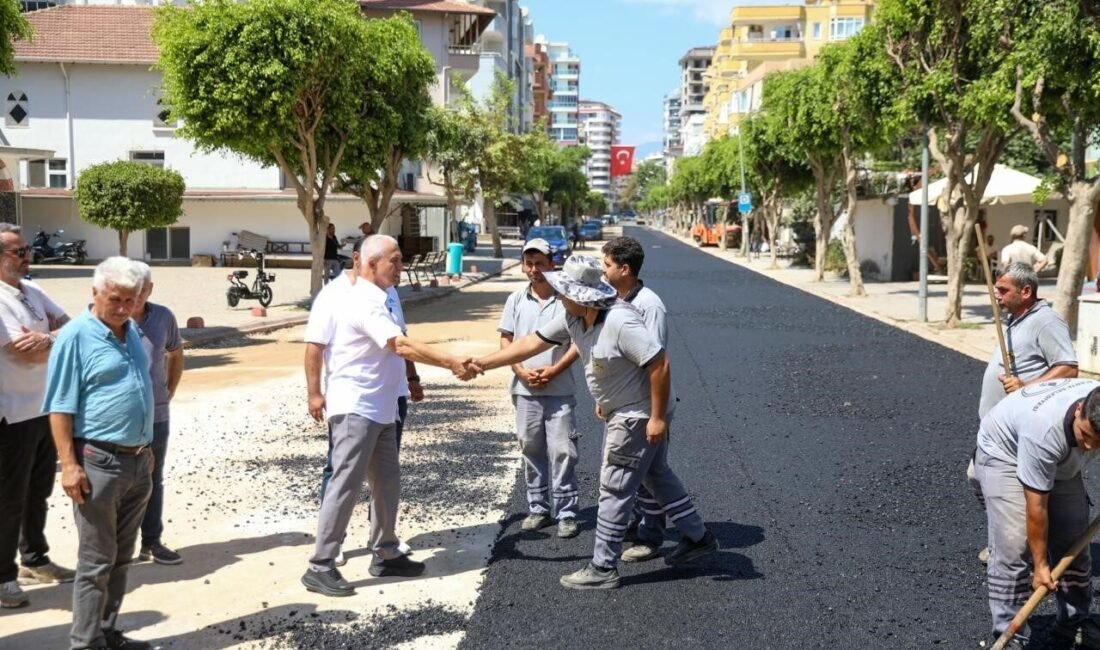 Alanya’nın Mahmutlar Mahallesi Atatürk Caddesi’nde yürütülen sıcak asfalt çalışmalarında sona