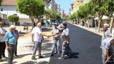 Alanya’nın Mahmutlar Mahallesi Atatürk Caddesi’nde yürütülen sıcak asfalt çalışmalarında sona