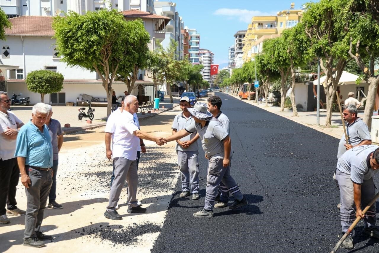 Alanya’nın Mahmutlar Mahallesi Atatürk Caddesi’nde yürütülen sıcak asfalt çalışmalarında sona