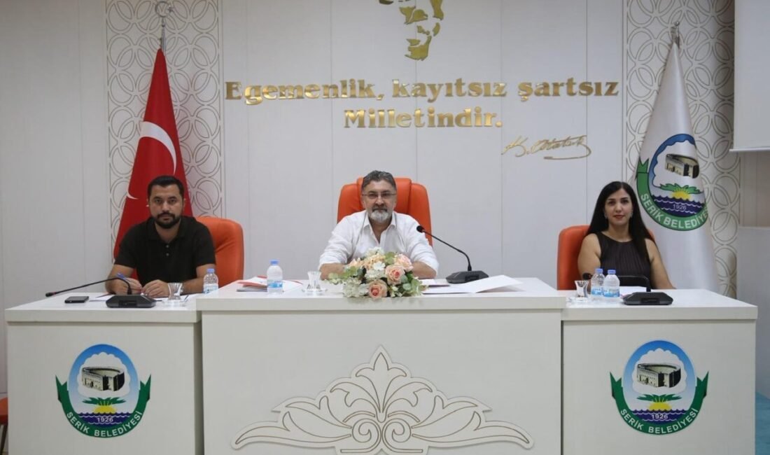 Antalya’nın Serik ilçesinde, evrakta sahtecilik iddiasıyla 2 belediye personelinin tutuklanmasının