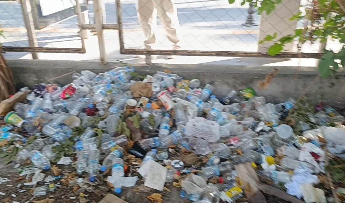 Antalya’nın Manavgat ilçesinde boş arazi bir taraftan otopark olarak kullanılırken,