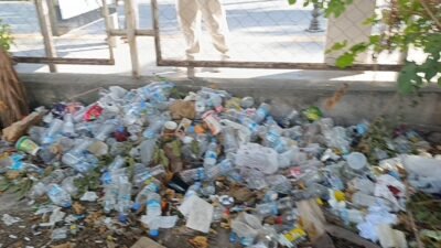 Antalya’nın Manavgat ilçesinde boş arazi bir taraftan otopark olarak kullanılırken,