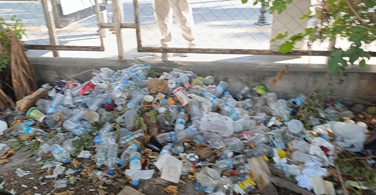 Antalya’nın Manavgat ilçesinde boş arazi bir taraftan otopark olarak kullanılırken,
