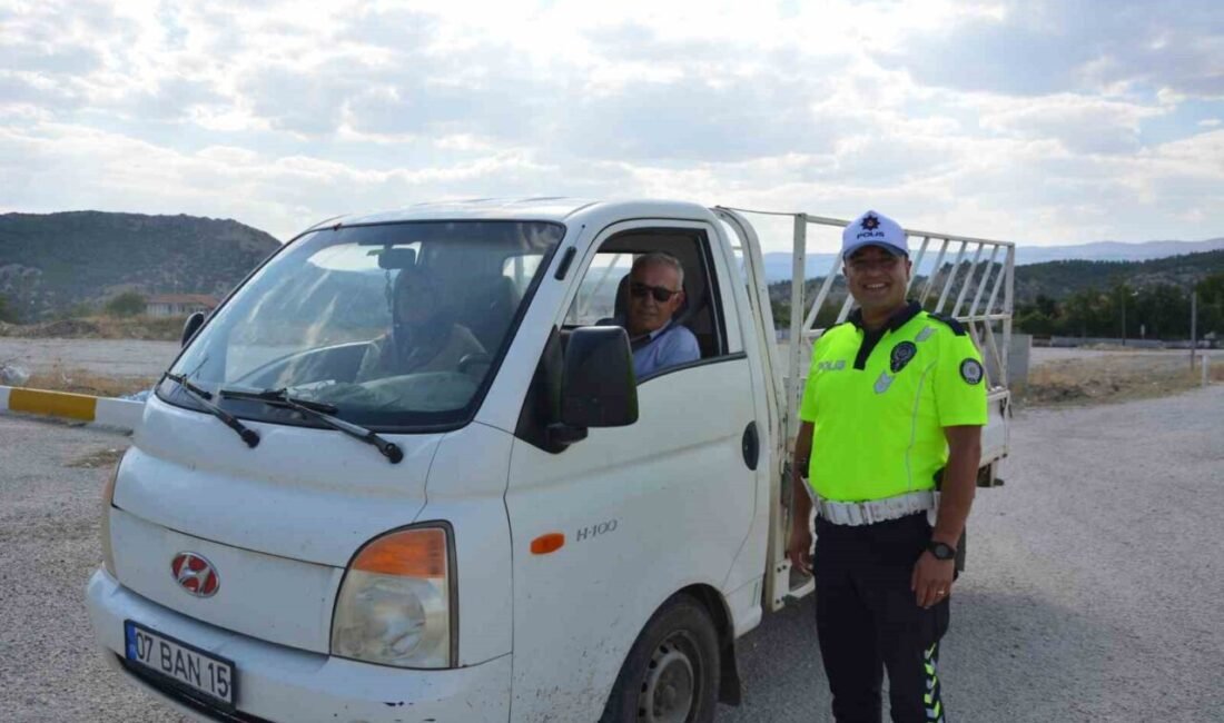 Antalya’daki trafik uygulamasında fazla yolcu ile yakalanmamak için eşini yol