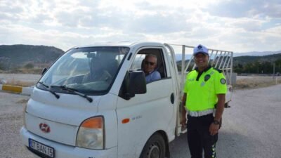 Antalya’daki trafik uygulamasında fazla yolcu ile yakalanmamak için eşini yol