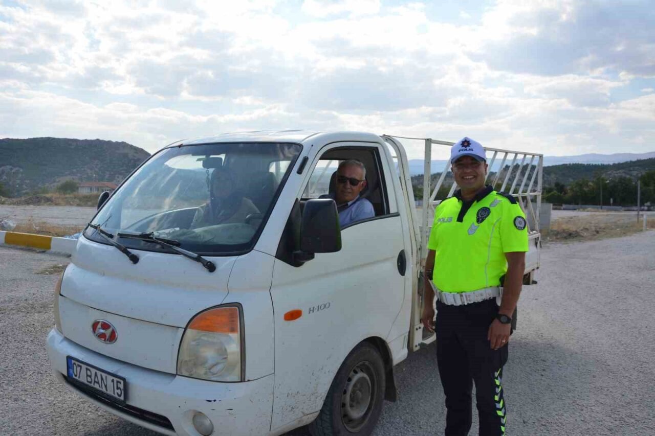 Antalya’daki trafik uygulamasında fazla yolcu ile yakalanmamak için eşini yol