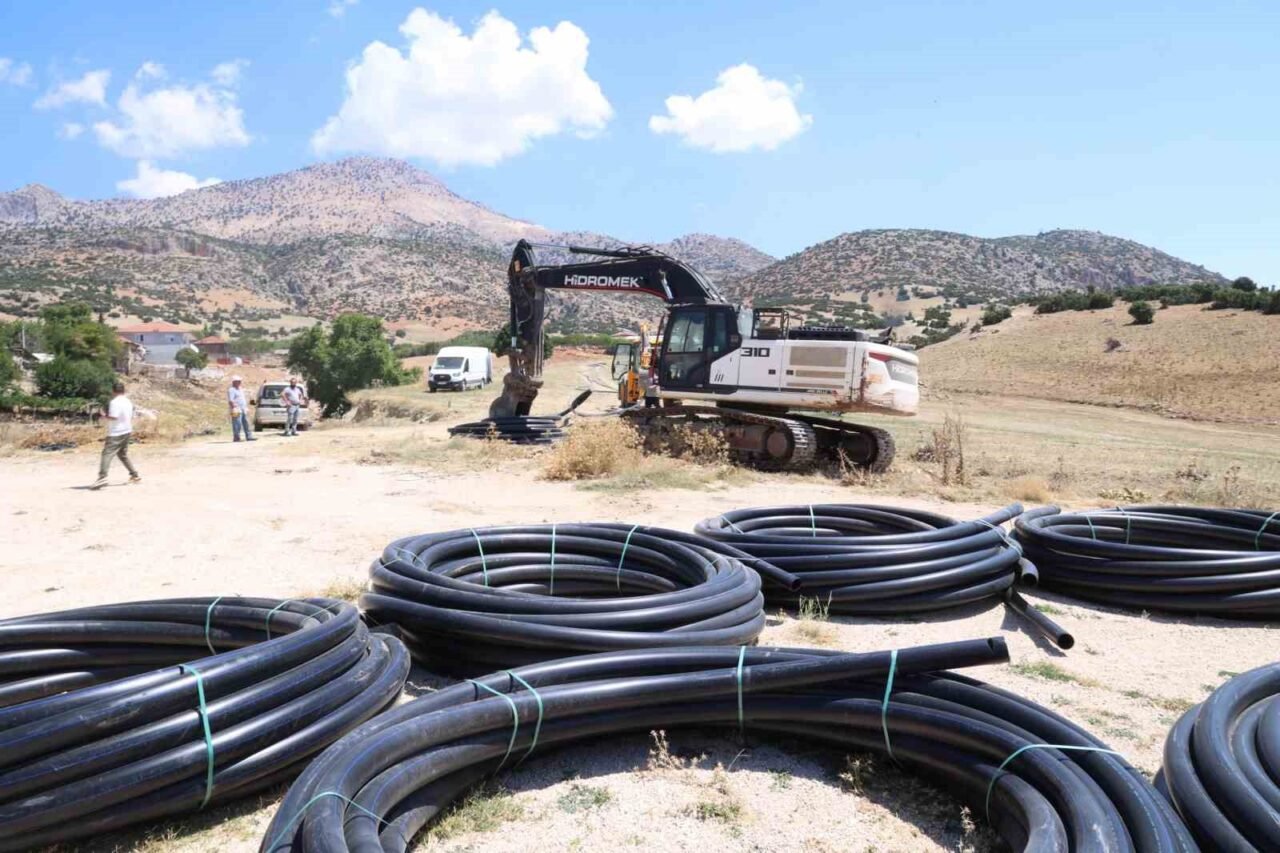Antalya Büyükşehir Belediyesi Elmalı Yalnızdam Mahallesi’nin tarımsal sulama altyapısını genişletiyor.