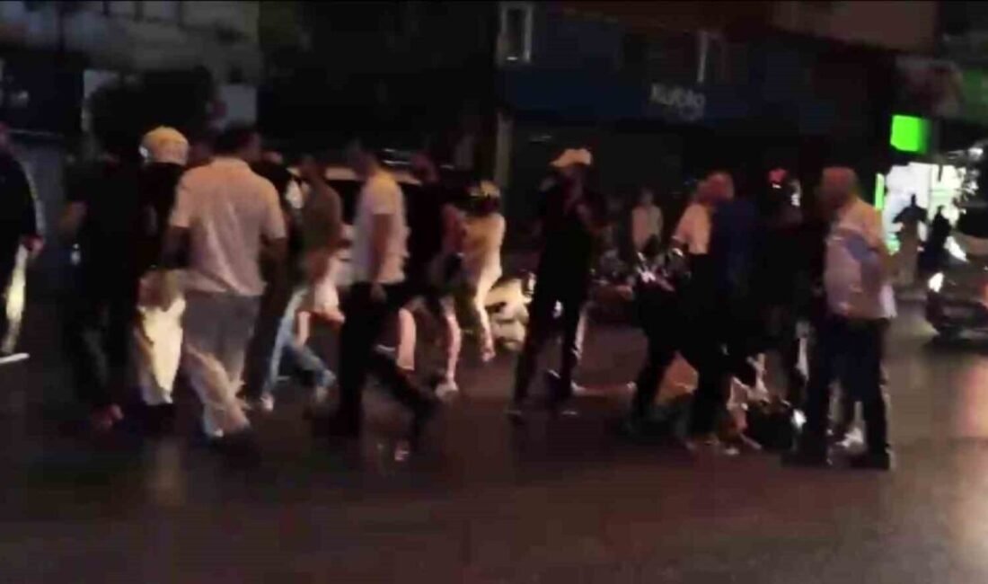 Antalya’da motosikletli genç, korna çalma tartışmasında 3 kişi tarafından cadde