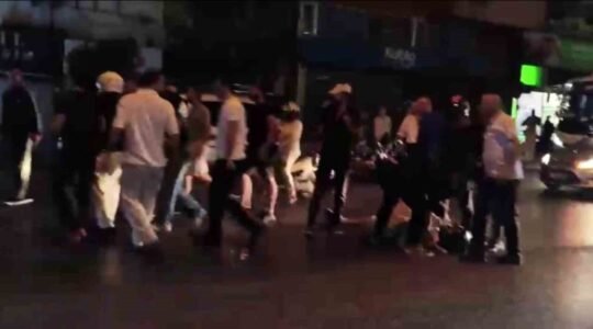 Antalya’da motosikletli genç, korna çalma tartışmasında 3 kişi tarafından cadde