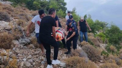 Antalya’nın Manavgat ilçesinde doğa yürüyüşü yapan Hollandalı turist, engebeli arazide