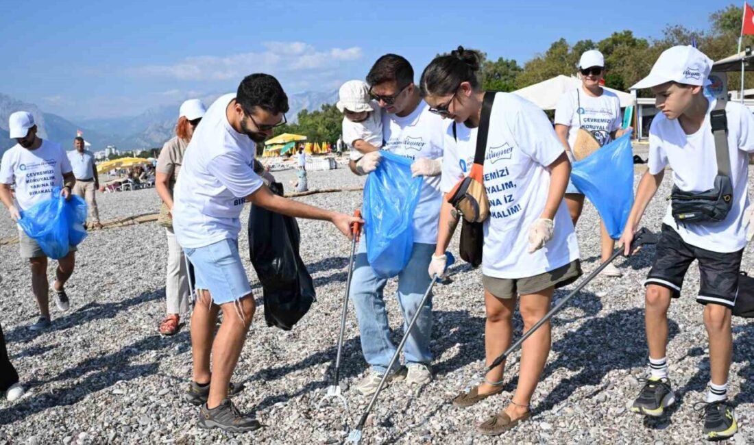 Dünya Kıyı Temizliği Günü kapsamında Antalya Büyükşehir Belediyesi ve gönüllülerin