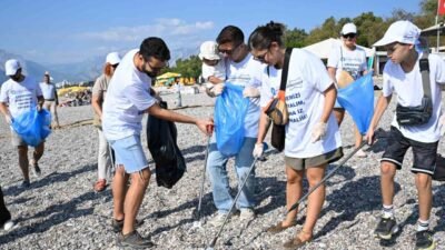 Dünya Kıyı Temizliği Günü kapsamında Antalya Büyükşehir Belediyesi ve gönüllülerin