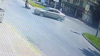 Antalya’nın Manavgat ilçesinde, ’DUR’ levhasına rağmen kavşakta yoluna devam eden