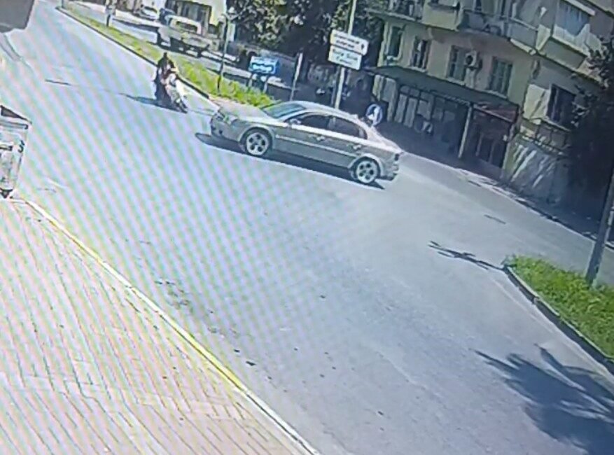 Antalya’nın Manavgat ilçesinde, ’DUR’ levhasına rağmen kavşakta yoluna devam eden