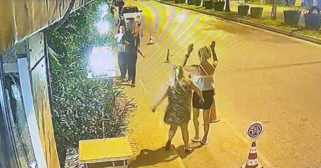Antalya’nın Manavgat ilçesinde, elinde uzun namlulu silah bulunan bir kişinin