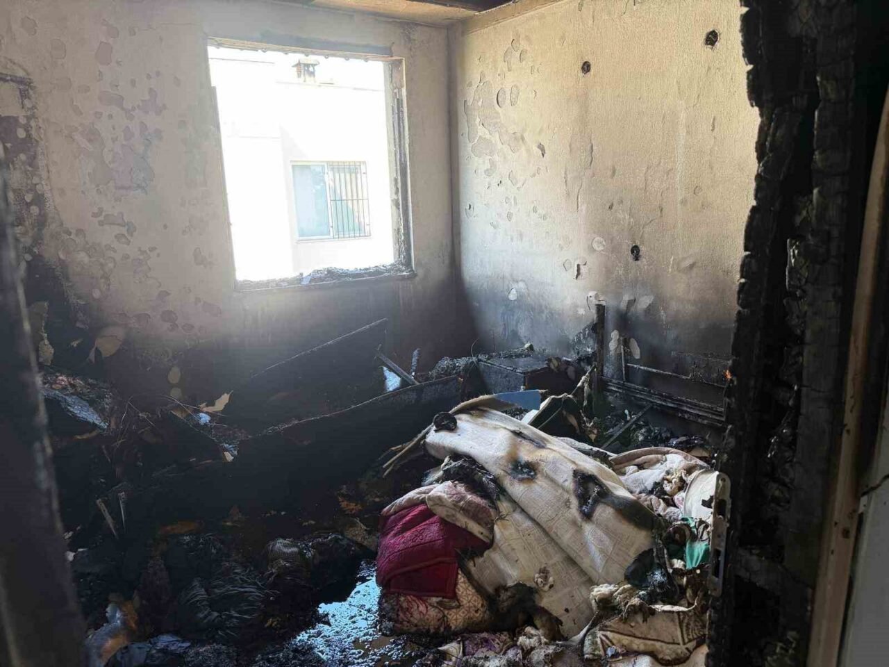 Antalya’nın Serik ilçesinde 3 katlı binanın en üst katındaki evde