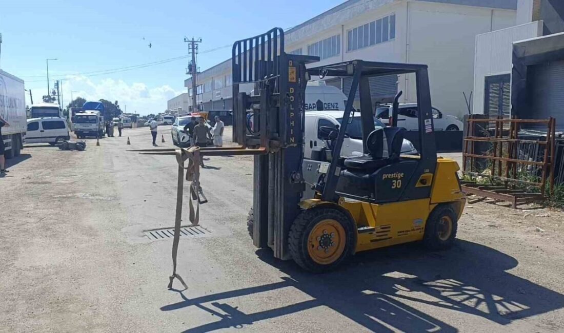Antalya’nın Manavgat ilçesinde park halindeki forkliftin vinç demirlerine çarpan motosiklet