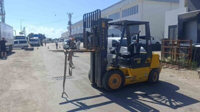 Antalya’nın Manavgat ilçesinde park halindeki forkliftin vinç demirlerine çarpan motosiklet