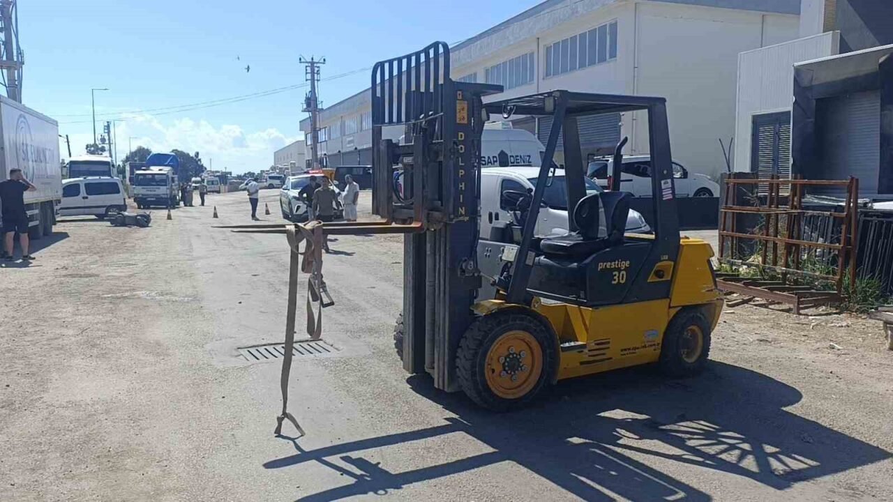 Antalya’nın Manavgat ilçesinde park halindeki forkliftin vinç demirlerine çarpan motosiklet