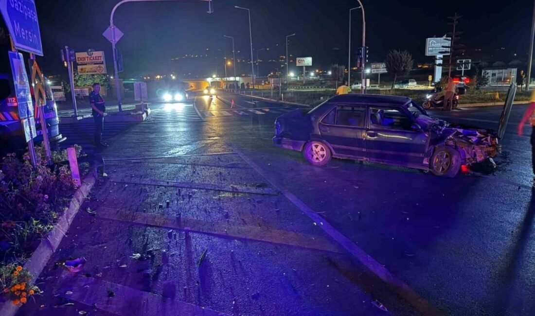 Antalya’nın Gazipaşa ilçesinde iki otomobilin çarpışması sonucu meydana gelen trafik