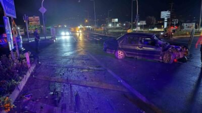 Antalya’nın Gazipaşa ilçesinde iki otomobilin çarpışması sonucu meydana gelen trafik