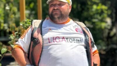 Antalya’nın Manavgat ilçesinde mahalle sakinlerine günlük işlerinde yardım ederek yaşamını