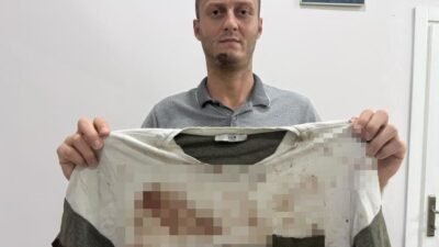 Antalya’nın Serik ilçesinde gürültü yaptıkları iddiasıyla akrabalarını uyaran bir kişi,