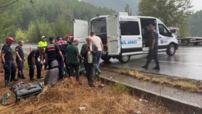 Antalya’nın Akseki ilçesinde kontrolden çıkan kamyonetin yol kenarındaki ağaçlara çarpması