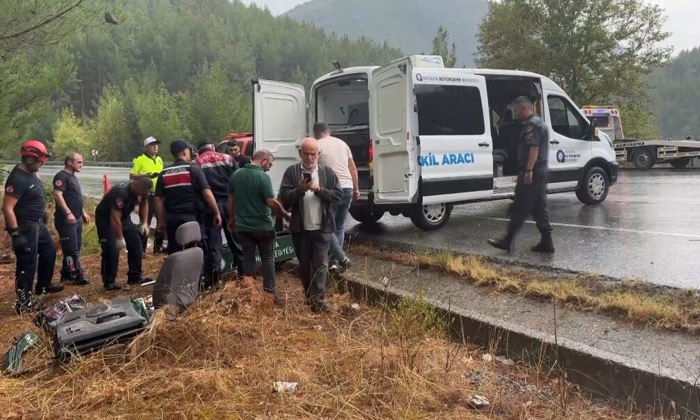 Antalya’nın Akseki ilçesinde kontrolden çıkan kamyonetin yol kenarındaki ağaçlara çarpması